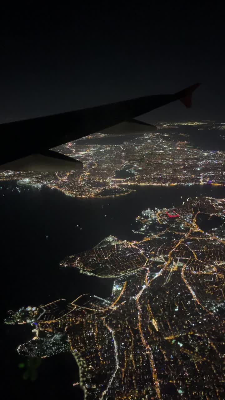 飞机窗外的夜景。视频素材