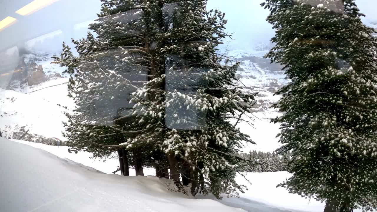 透过火车的玻璃看到雪山视频素材