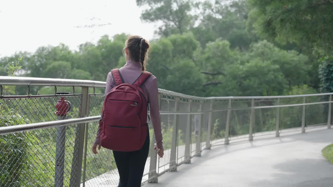 徒步登山的女人视频素材