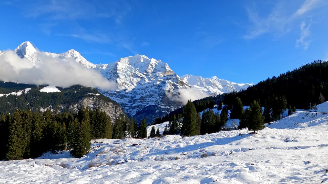 透过火车的玻璃看到雪山视频下载