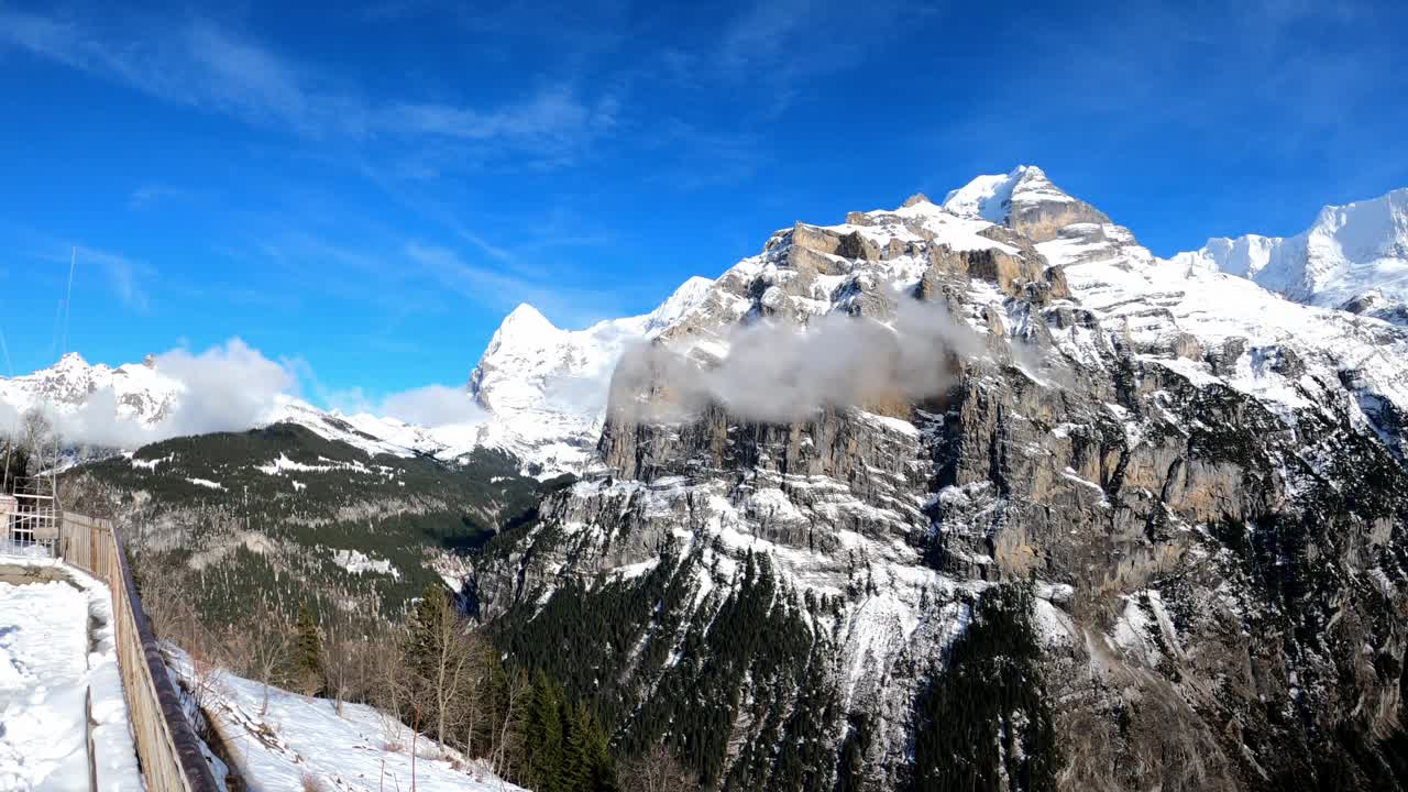 白雪皑皑，阳光明媚的山景视频素材