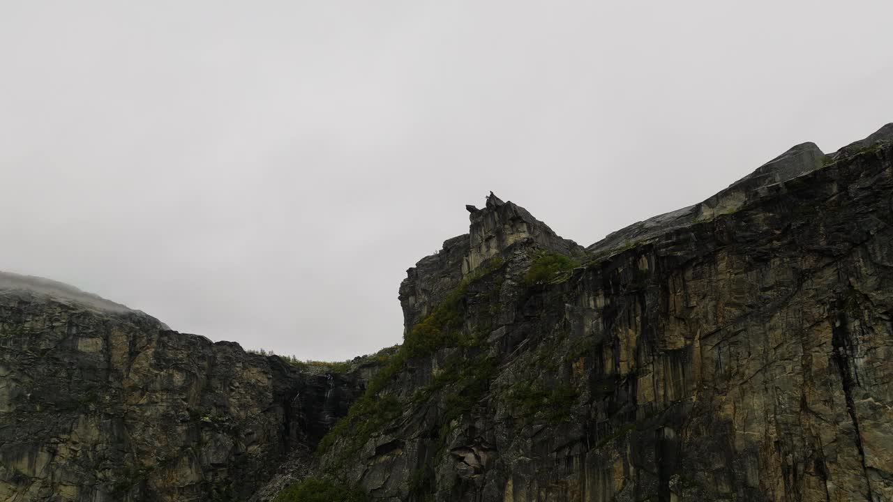 挪威helmojuvet崎岖的高山地形中的Canon岩层。空中视频素材