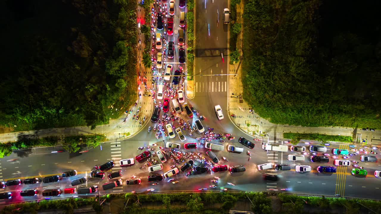 越南胡志明市十字路口夜间交通的航拍时间图视频素材