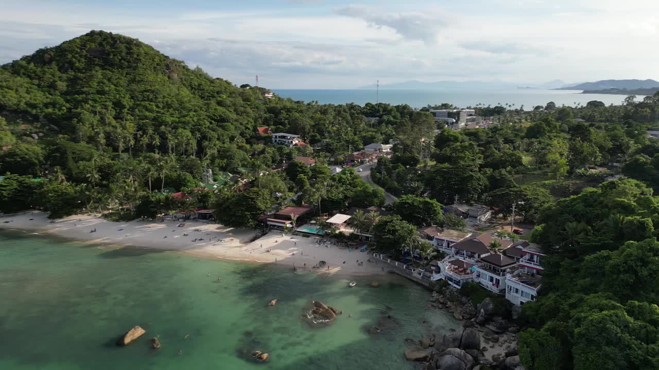 缩小苏梅岛植被茂密、海水清澈的航拍画面视频素材