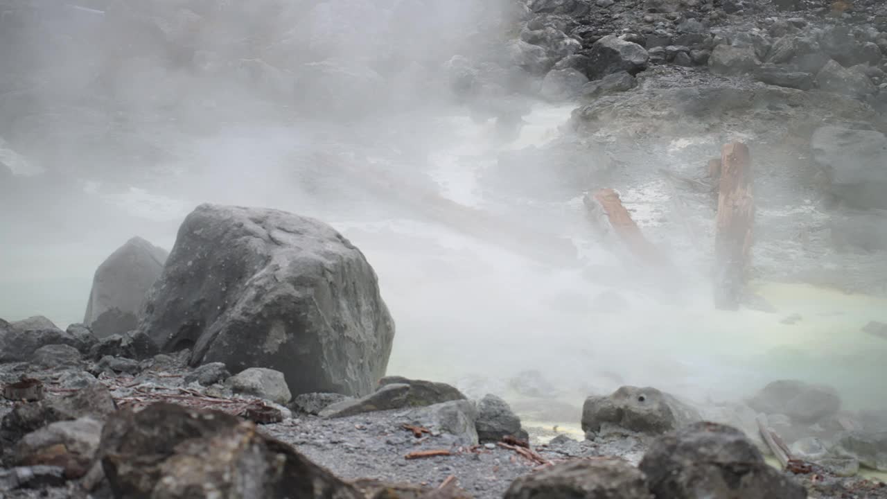 日本东北秋田的温泉美景。热蒸汽的动力可以用于发电和旅游，强调可持续和环保的方式来享受自然资源。视频素材