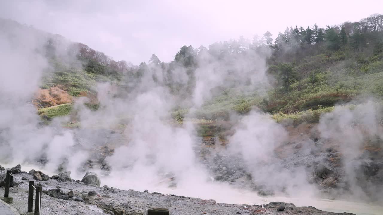 蒸汽从日本东北秋田多马川温泉附近的地热温泉中升起，在这个旅游目的地营造了一个宁静的地方，展示了大自然的力量，也用于发电视频素材