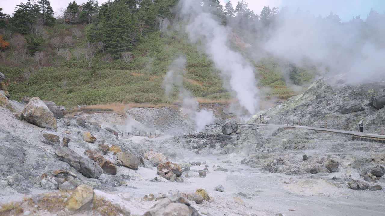 独特的地热景观，在山上有大量的蒸汽和硫磺矿物，为东北秋田的玉川温泉产生加热水的过程，也用于燃料和发电视频素材