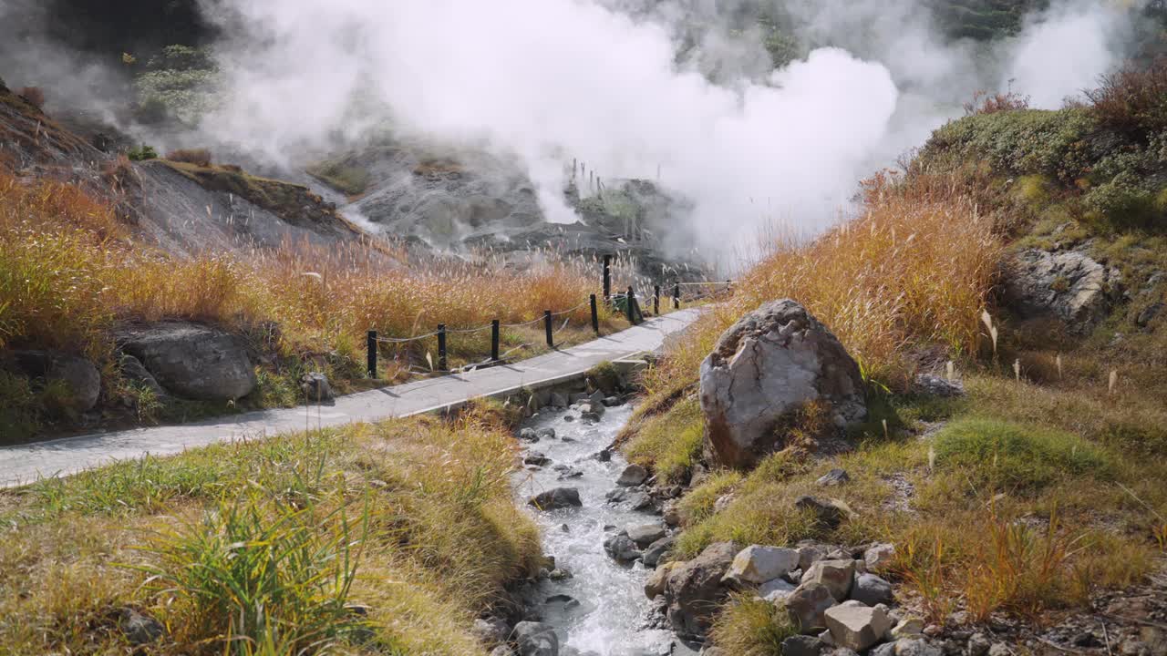 宁静的小路蜿蜒穿过森林山丘，通向东北秋田的玉川温泉，让游客有机会沉浸在自然景观的美丽和力量中。视频素材