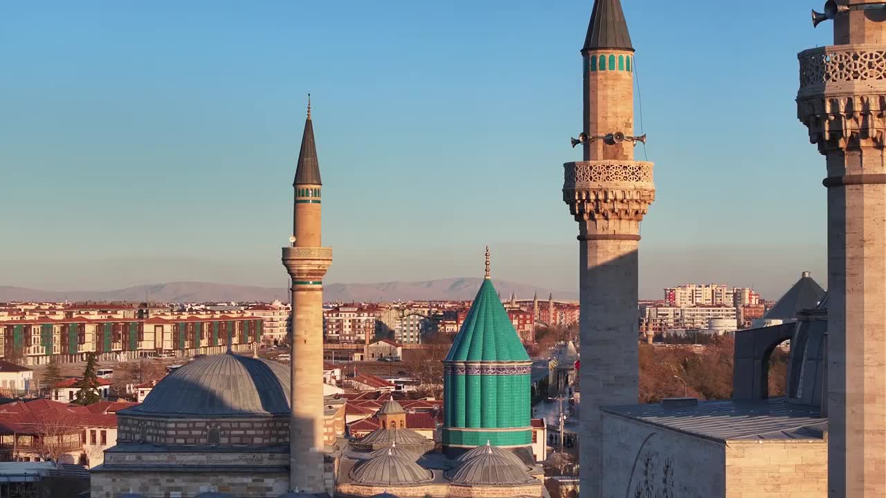 Mevlana墓和清真寺(Mevlana t<e:1> rbesi ve Cami)夜间灯光无人机照片，Mevlana Konya，土耳其(土耳其)视频素材