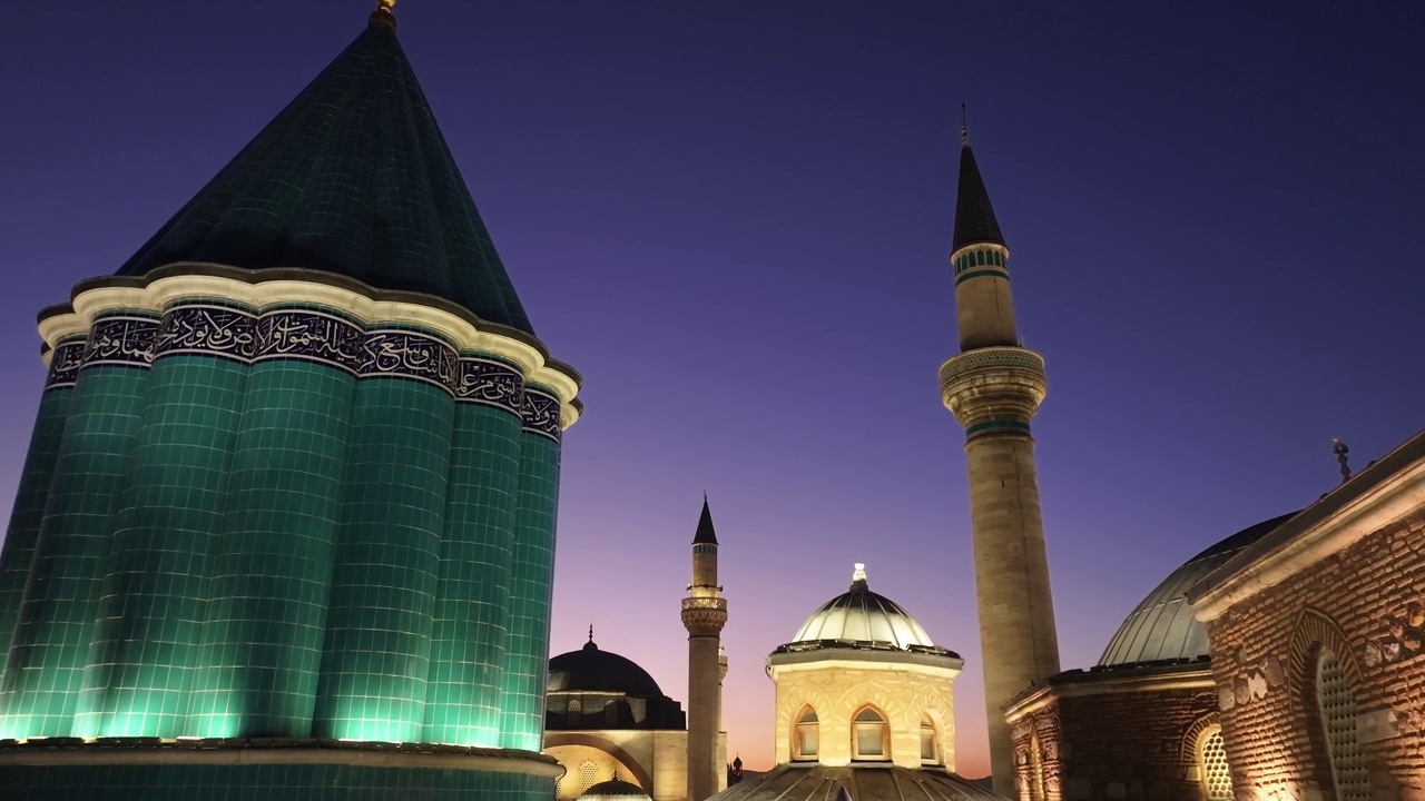 Mevlana墓和清真寺(Mevlana t<e:1> rbesi ve Cami)夜间灯光无人机照片，Mevlana Konya，土耳其(土耳其)视频素材