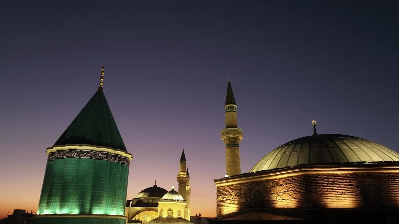 Mevlana墓和清真寺(Mevlana t<e:1> rbesi ve Cami)夜间灯光无人机照片，Mevlana Konya，土耳其(土耳其)视频素材