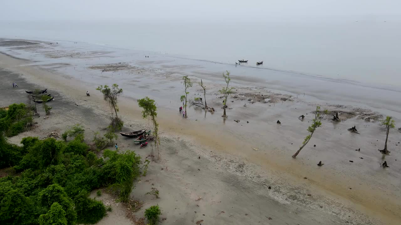 Kuakata海滩，来自孟加拉国Lebur Char的小型木制渔船和拖网渔船视频素材