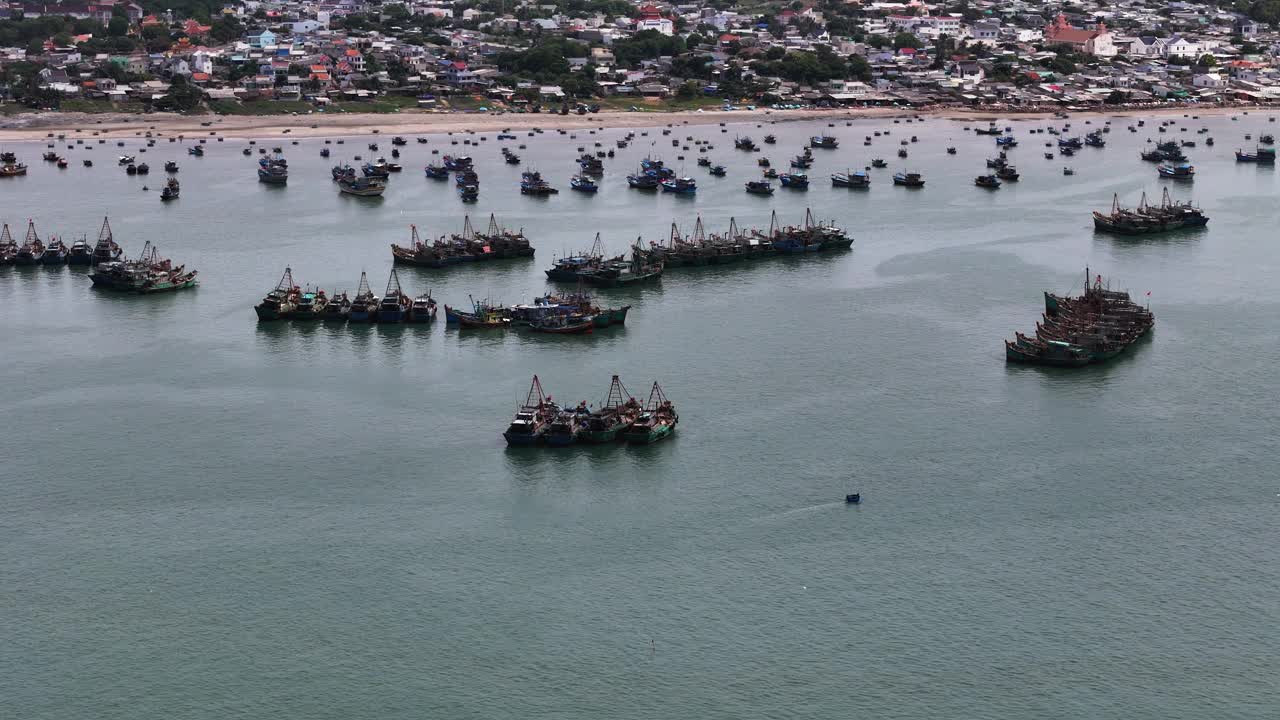 拖网渔船锚定在东南亚沿海水域，空中视频素材