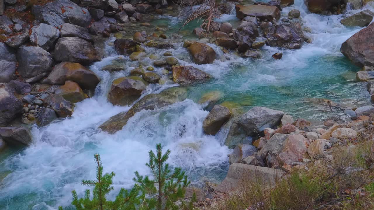 山区河流。山间河流的石头和水视频素材