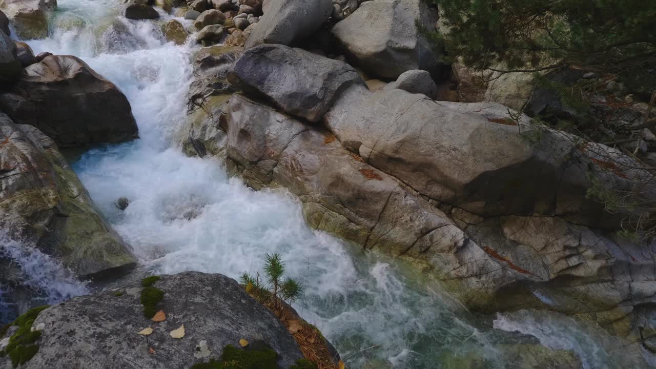 一条河流的特写，在喀尔巴阡山脉和河流之间有巨大的石头视频素材