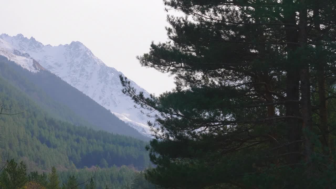 阴暗的山地景观与高尖锐的落基山脉和雪在灰色的低云尖锐的岩石特写视频素材