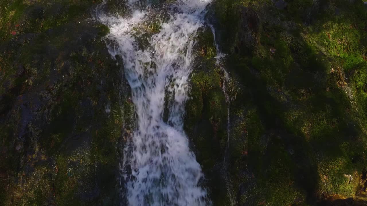 清澈的水源在山上的伊维亚岛希腊视频素材