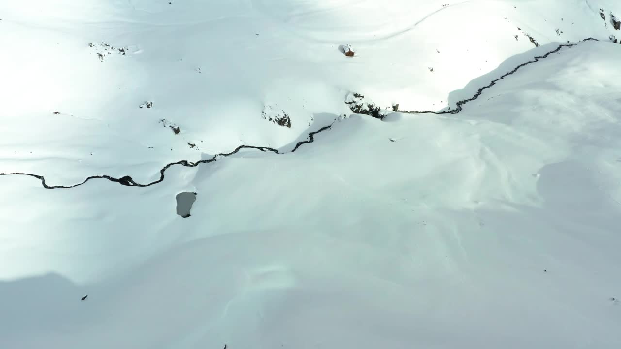 空中俯瞰冰川周围的山区与黑暗，暴雪的天空轨道，无人机拍摄视频素材