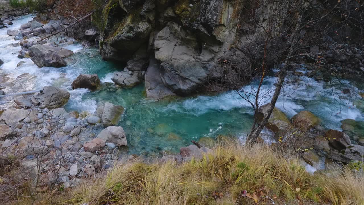 山区河流。山间河流的石头和水视频素材