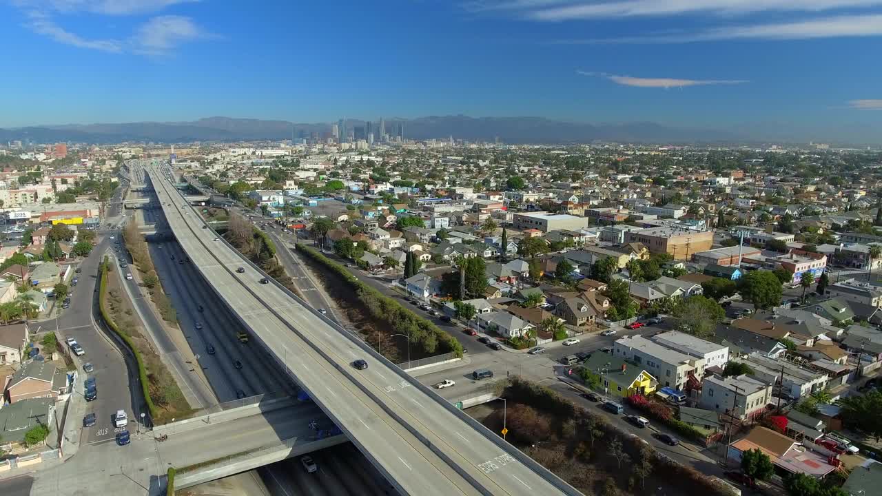 在云层下的住宅城市的现代建筑航拍，无人机在阳光明媚的日子向前飞行-洛杉矶，加利福尼亚视频素材