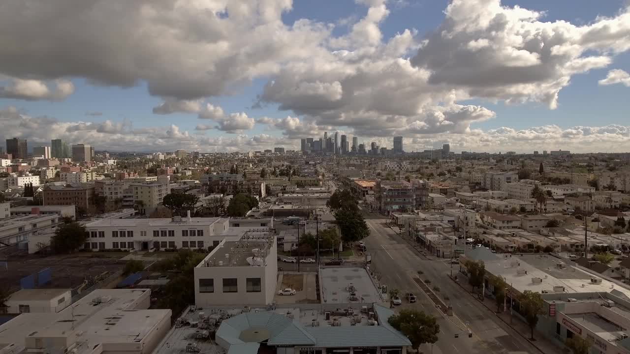 在多云的天空下，城市中现代建筑的空中上升风景-洛杉矶，加利福尼亚视频素材