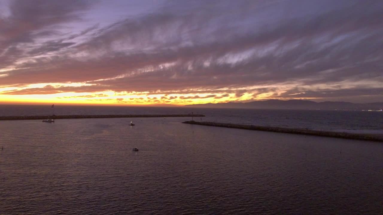 在日落时，在戏剧性的云下，波浪海景的空中向后田园诗般的拍摄-马里纳德尔雷，加利福尼亚视频素材