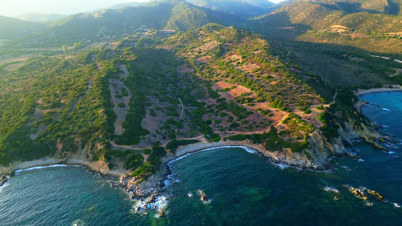 风景如画的撒丁岛海岸线的海水和丘陵景观。空中视频素材