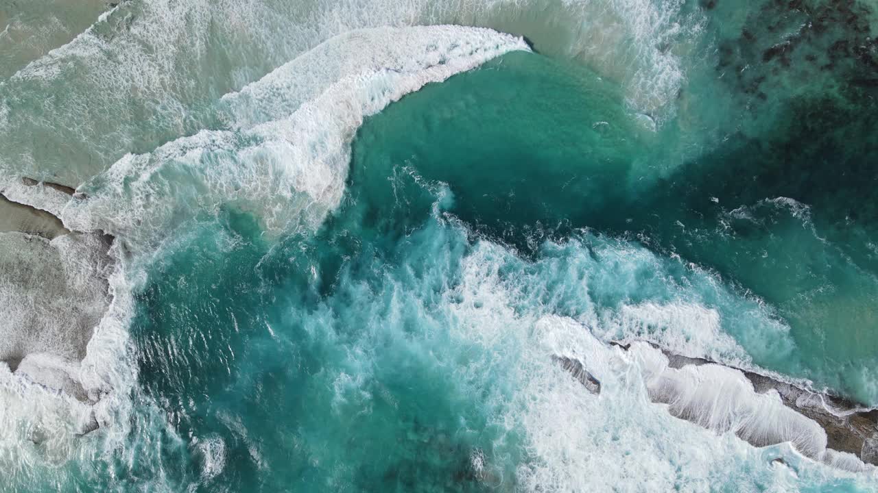 海浪有规律地冲击着岩石海滩视频素材