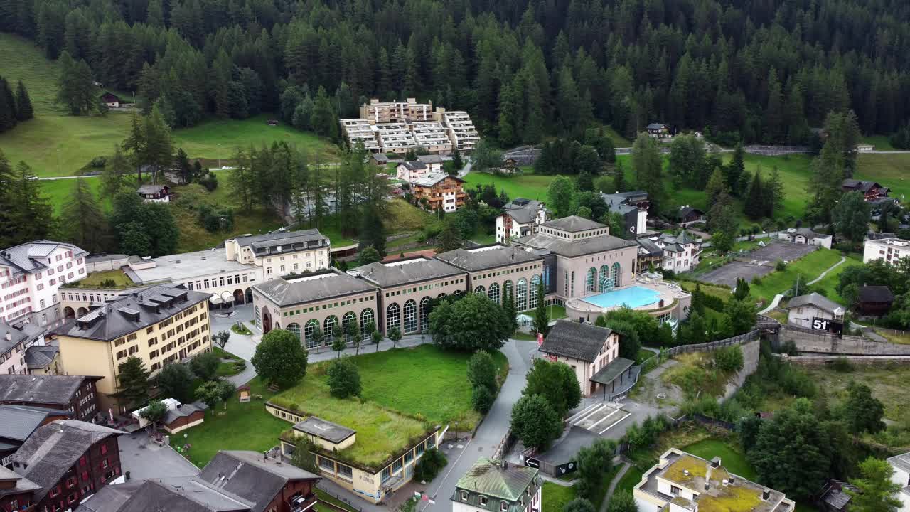 Leukerbad村鸟瞰图。Loeche les bains在瑞士。著名的温泉浴。温泉度假村,视频下载