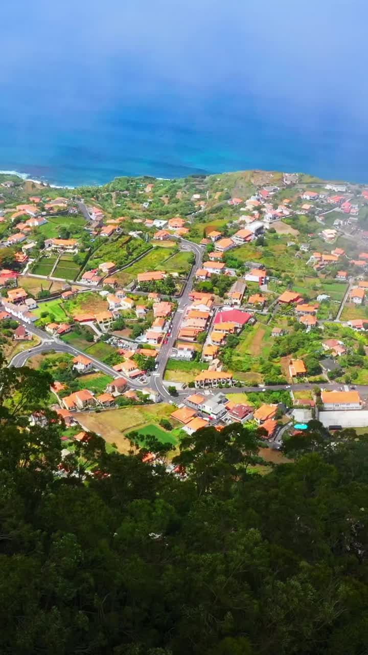 空中无人机拍摄的城镇在马德拉岛落基山沿蓝色大西洋视频素材