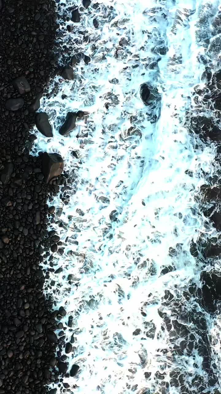 在马德拉岛的海滩上，从空中俯瞰海浪冲击海岸的照片视频素材