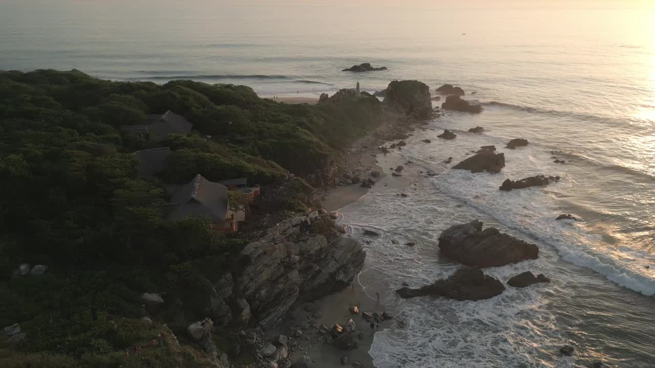 墨西哥瓦哈卡州埃斯孔迪多港La punta Zicatela海滩的日落航拍视频素材