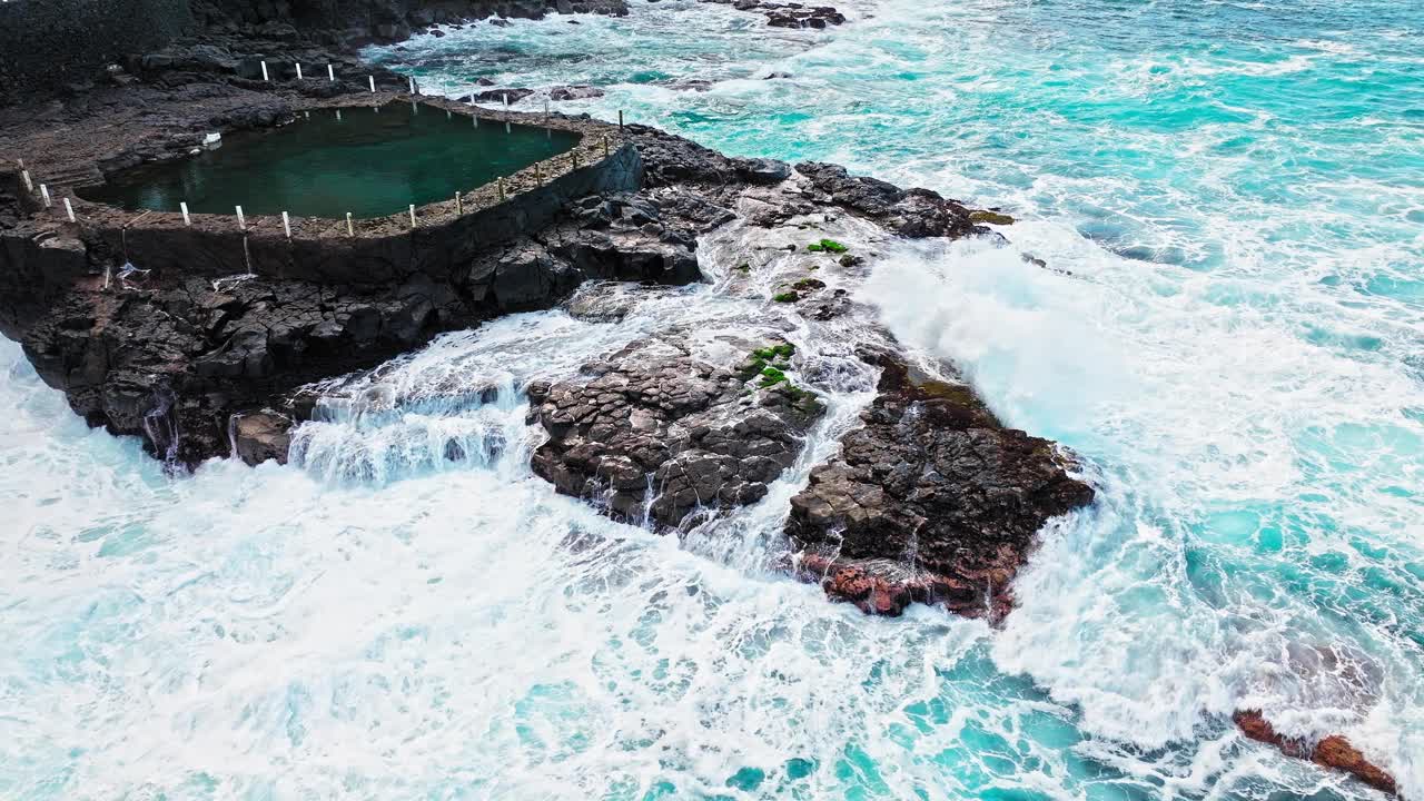 鸟瞰西班牙加那利群岛适合洗澡的天然海水池。视频素材