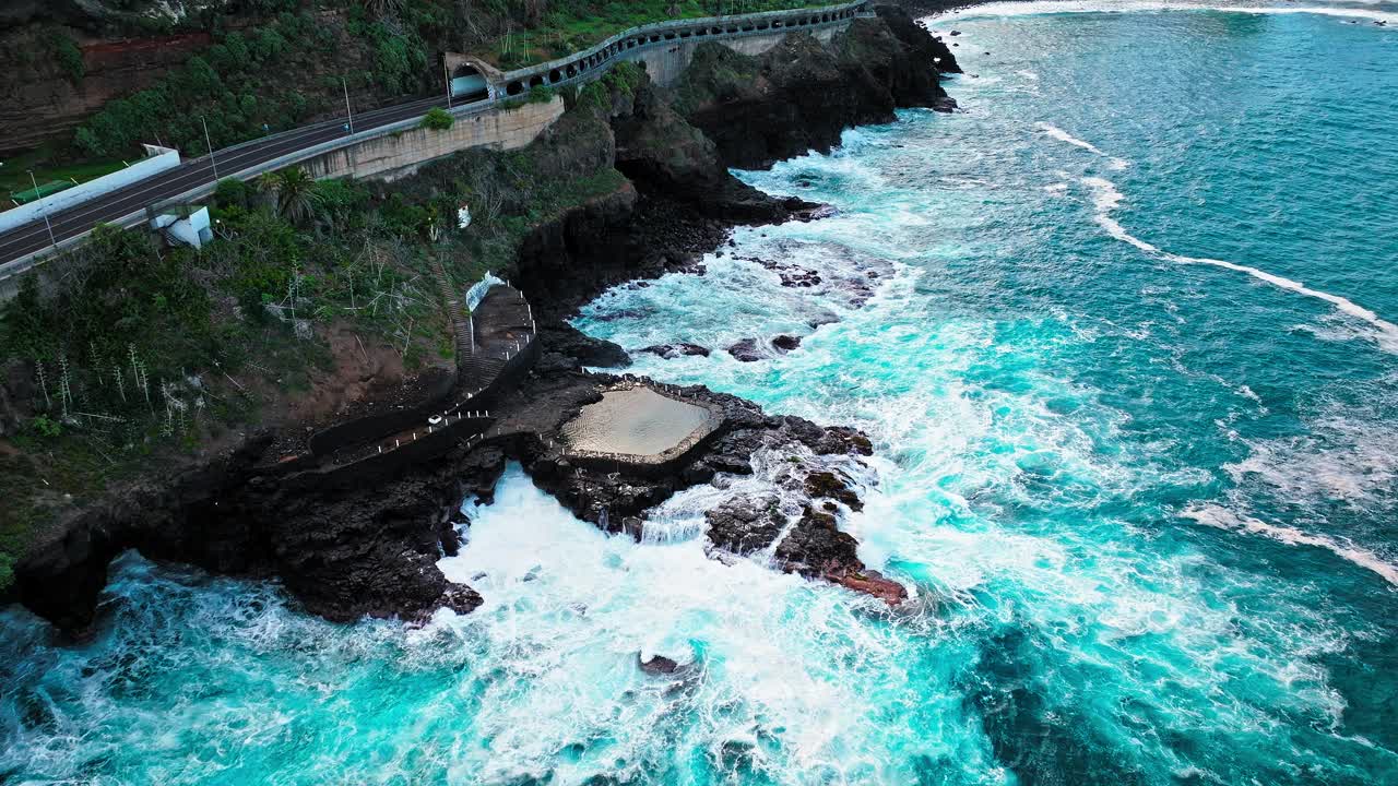 鸟瞰西班牙加那利群岛适合洗澡的天然海水池。视频素材