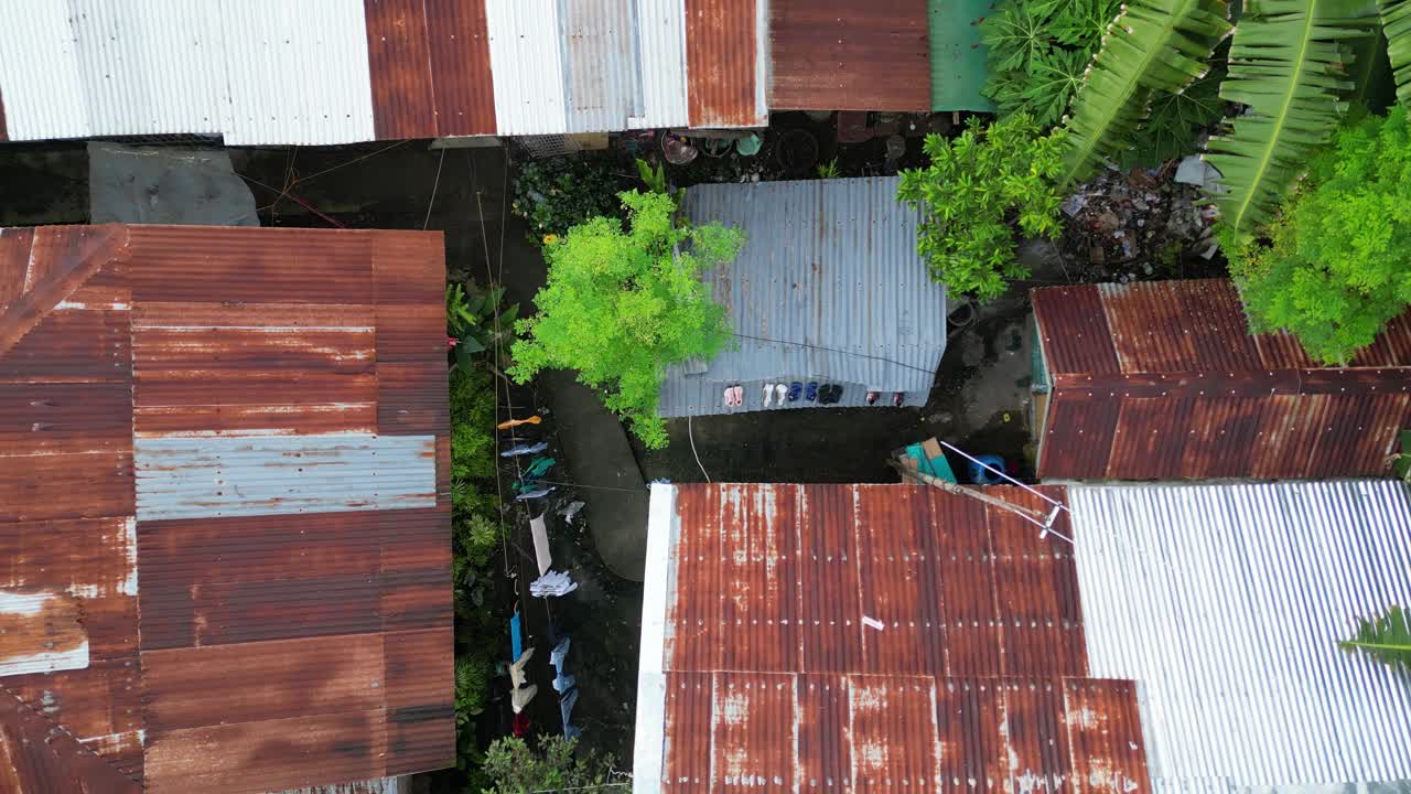 树木环绕的住宅建筑锈迹斑斑的屋顶视频素材