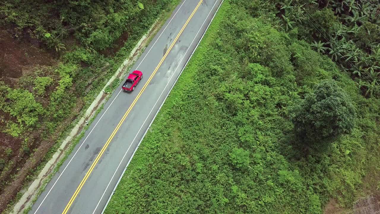 航空物流概念。一条蜿蜒的道路穿过充满活力的热带雨林，创造了一个迷人的自然和交通的融合。视频素材