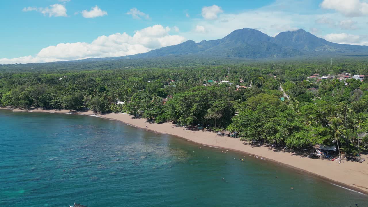 热带地区被海水和游客冲刷的沙滩视频素材