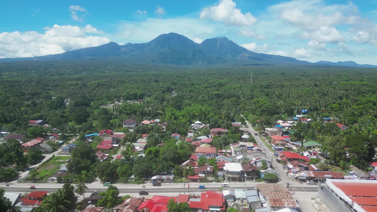 有建筑的小镇，可以俯瞰热带地区的高山视频素材