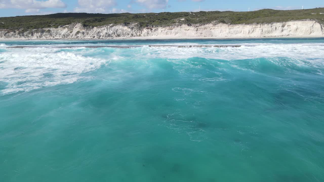 海浪有规律地冲击着岩石海滩视频素材