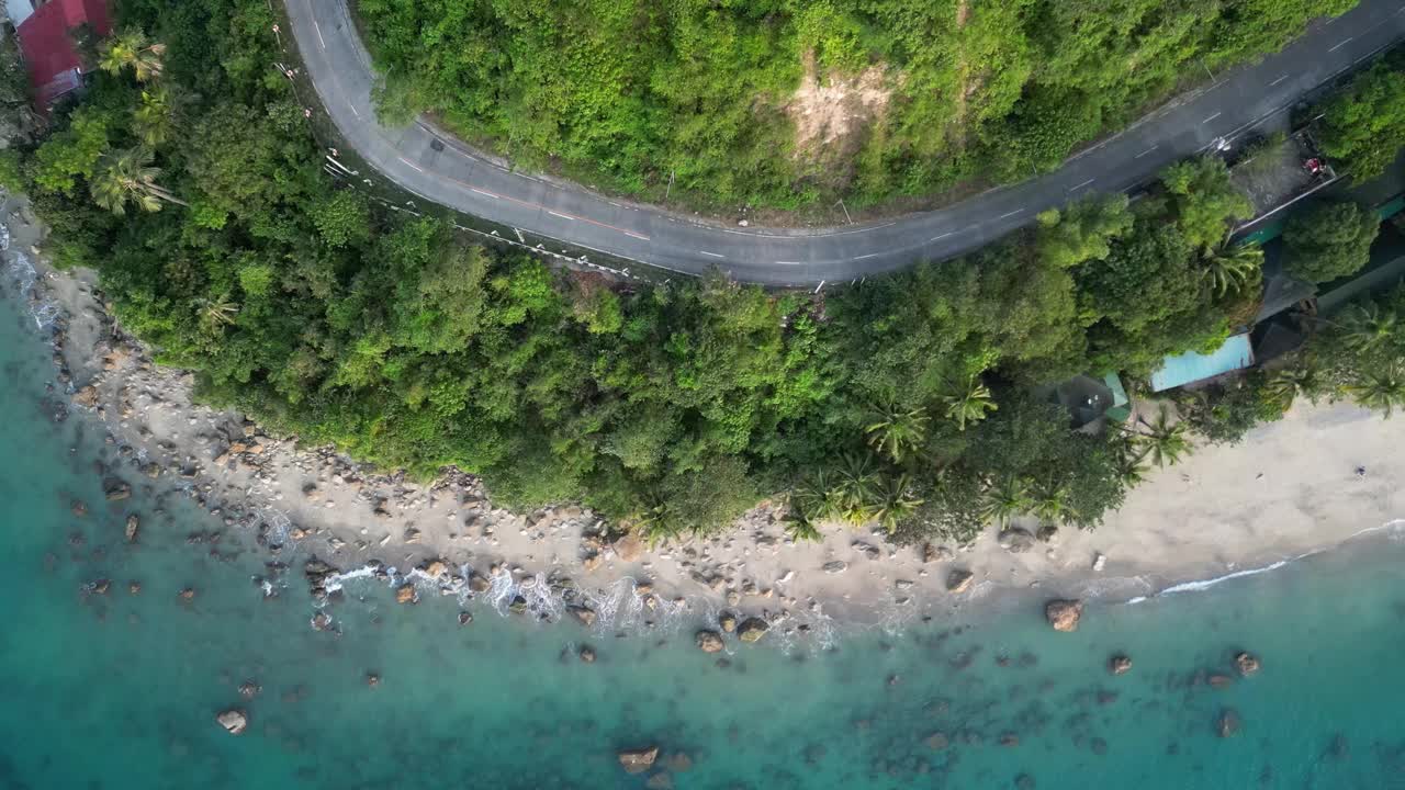 海洋与沙滩沿着丘陵海岸铺设公路视频素材