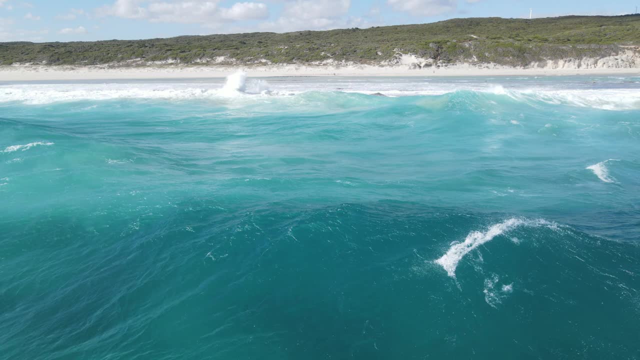 海浪有规律地冲击着岩石海滩视频下载