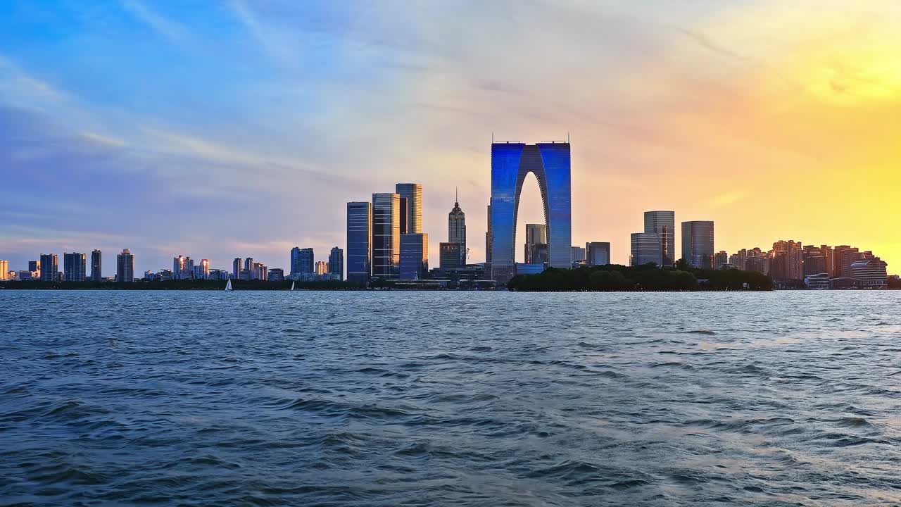 苏州金鸡湖夕阳下的城市建筑景观视频素材