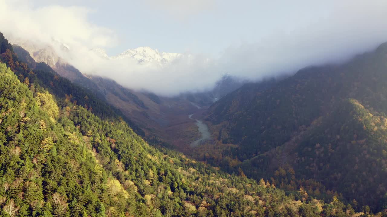 空中无人机视角的景观山景在秋天的日本上高知县。视频素材