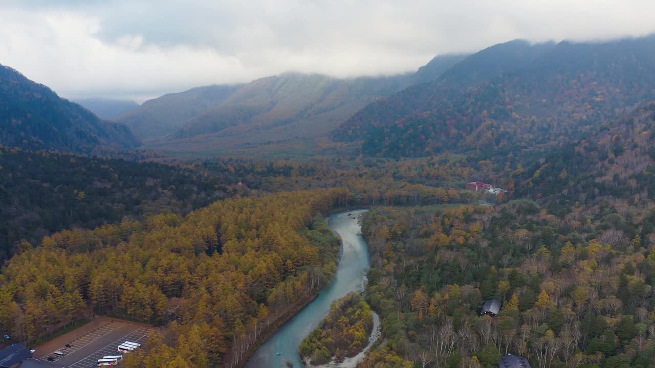 空中无人机视角的景观山景在秋天的日本上高知县。视频下载