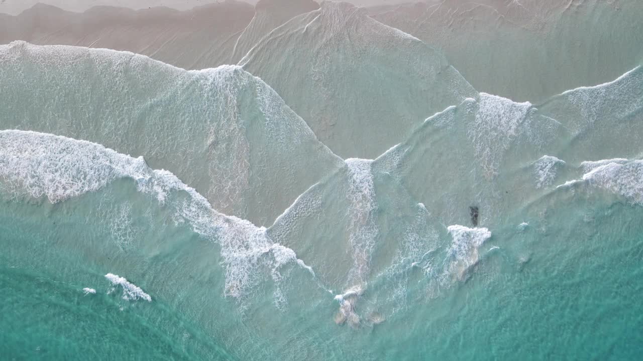 海浪有规律地拍打着海滩视频下载