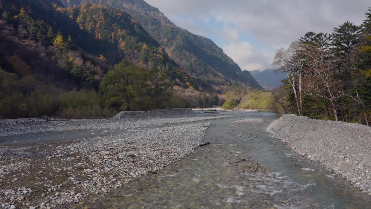 空中无人机视角的景观山景在秋天的日本上高知县。视频下载