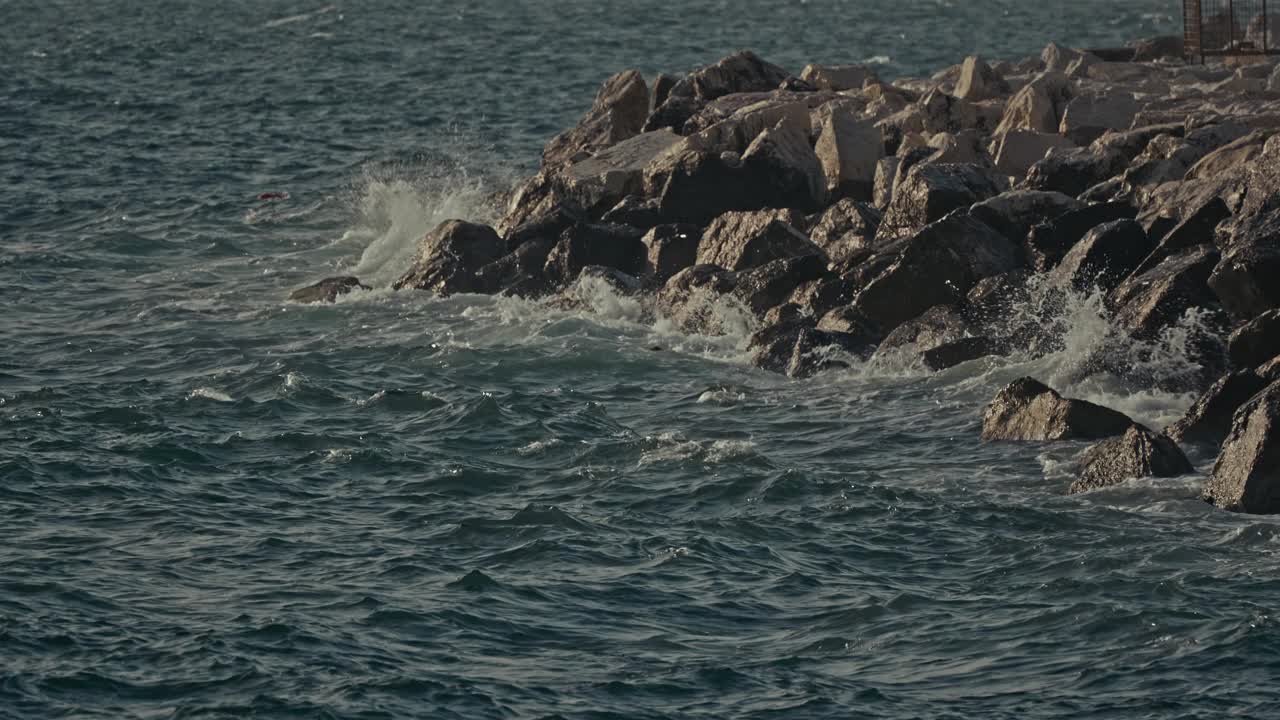 意大利，那不勒斯，海浪冲击岩石海岸的慢镜头视频素材