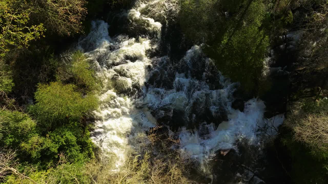 在西班牙科鲁尼亚的Río de Zas，落基山脉上的急流。慢镜头，缩小镜头视频素材