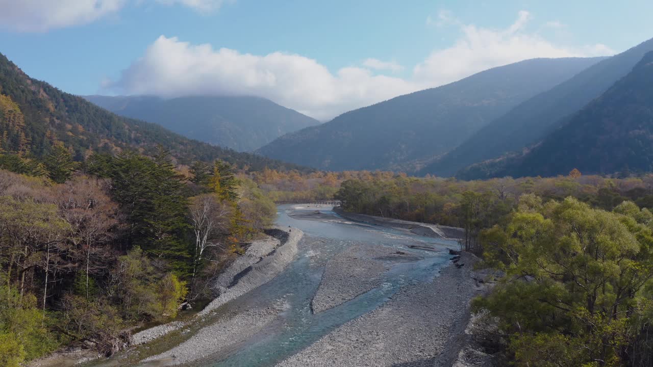 空中无人机视角的景观山景在秋天的日本上高知县。视频素材