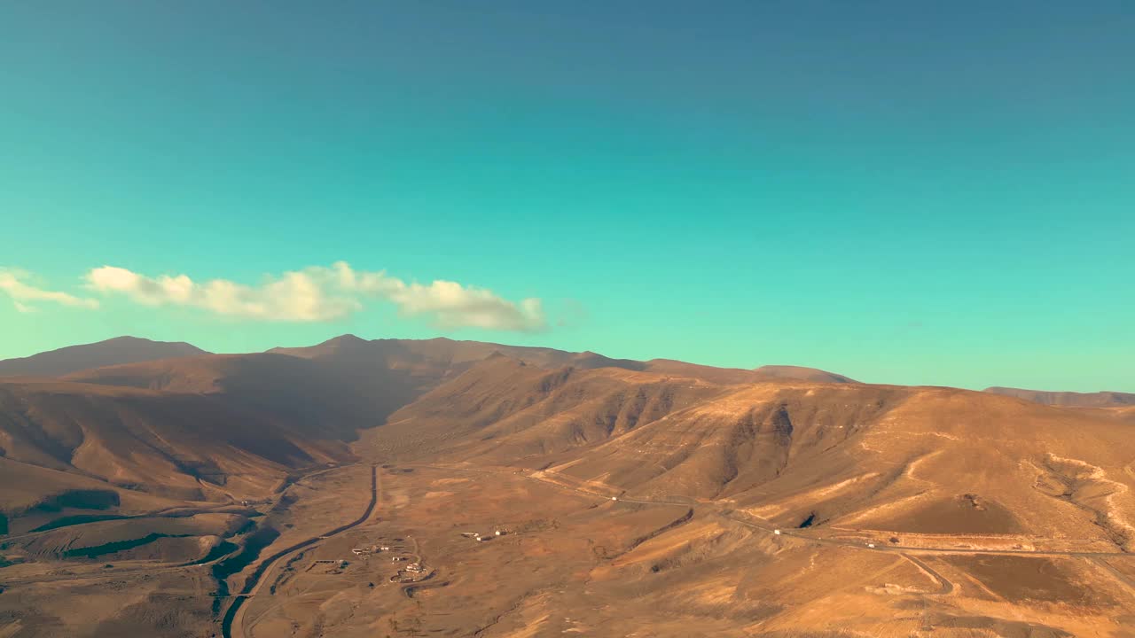 令人惊叹的埃斯昆佐海滩，无边无际的地平线。背景中的火山和大西洋。埃斯昆佐海滩，富埃特文图拉，加那利群岛，西班牙。加那利群岛的富尔特文图拉海滩。酒店视频素材